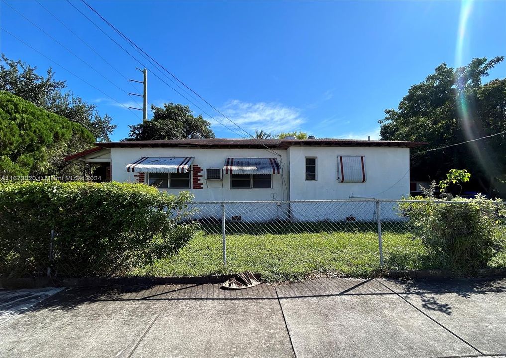 Active With Contract: $499,900 (3 beds, 1 baths, 1174 Square Feet)