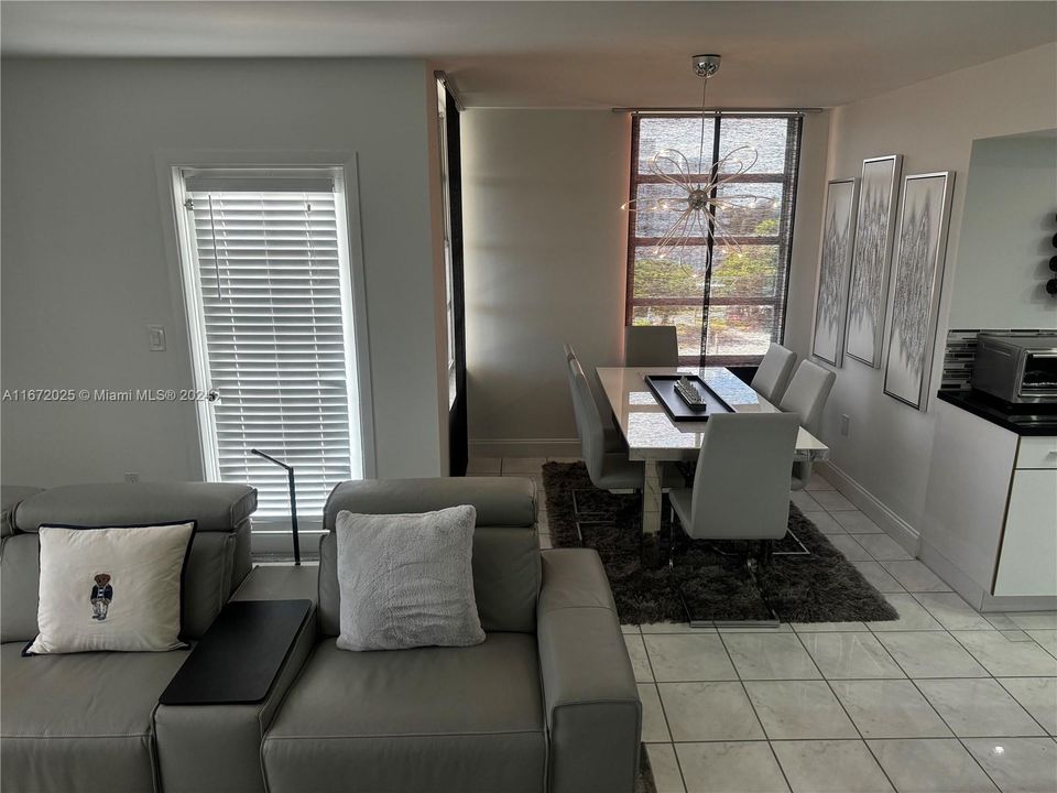 For Sale: $319,900 (2 beds, 2 baths, 1140 Square Feet)