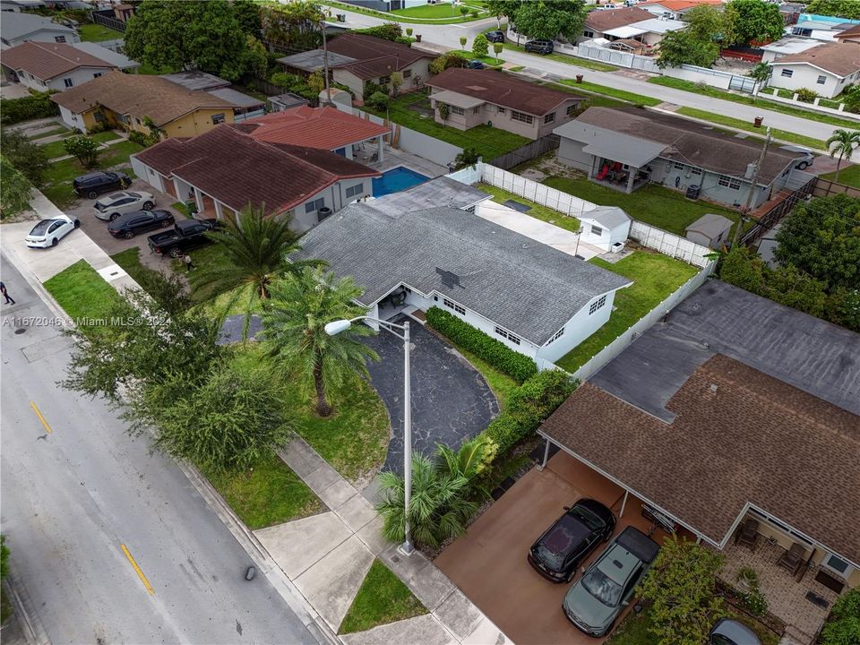 En Venta: $699,000 (4 camas, 3 baños, 1646 Pies cuadrados)