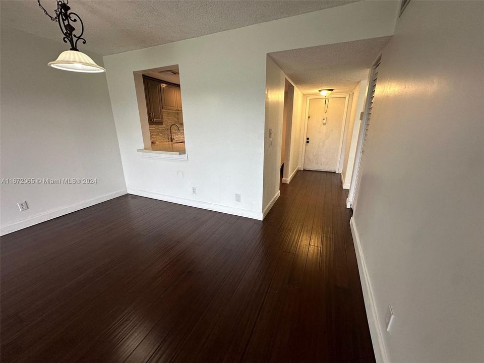 For Sale: $229,500 (1 beds, 1 baths, 904 Square Feet)