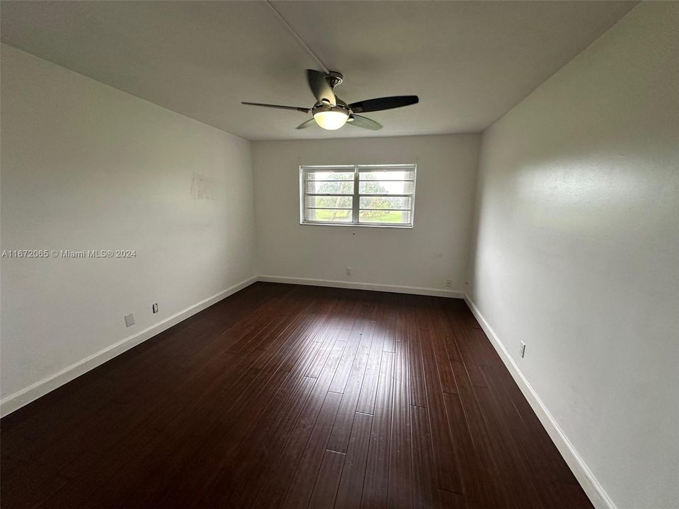 For Sale: $229,500 (1 beds, 1 baths, 904 Square Feet)