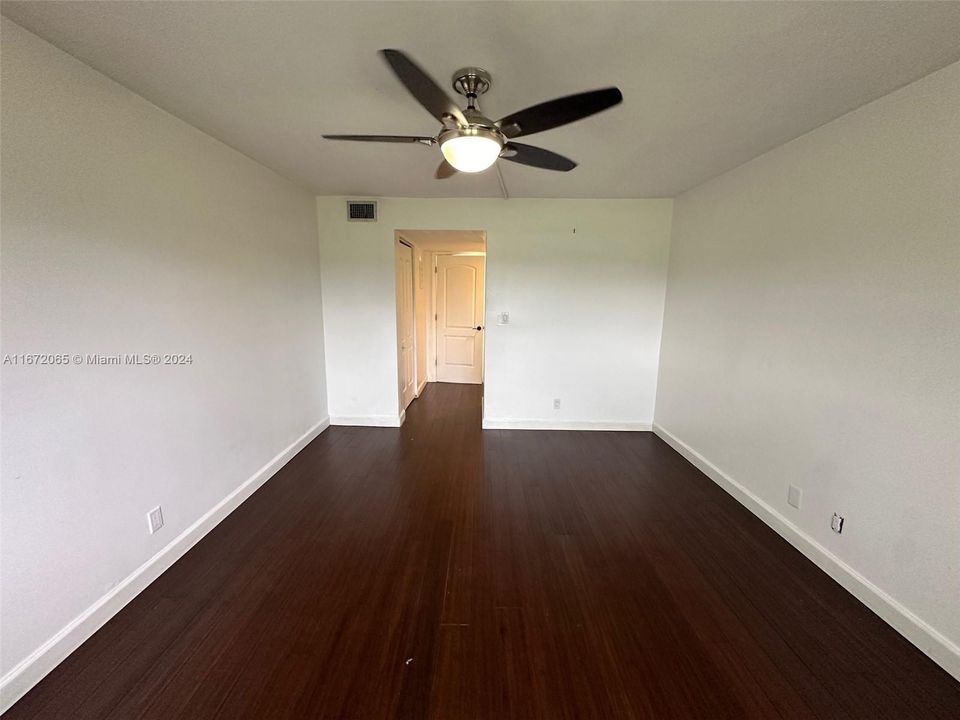 For Sale: $229,500 (1 beds, 1 baths, 904 Square Feet)