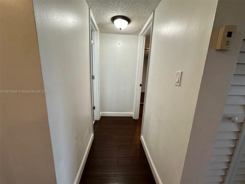 For Sale: $229,500 (1 beds, 1 baths, 904 Square Feet)