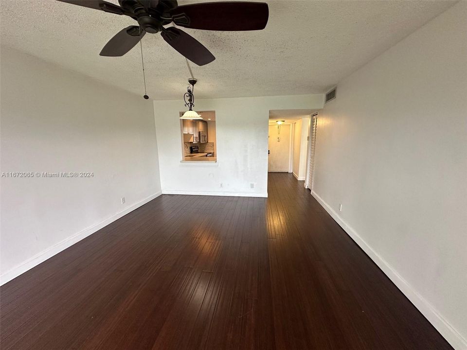 For Sale: $229,500 (1 beds, 1 baths, 904 Square Feet)