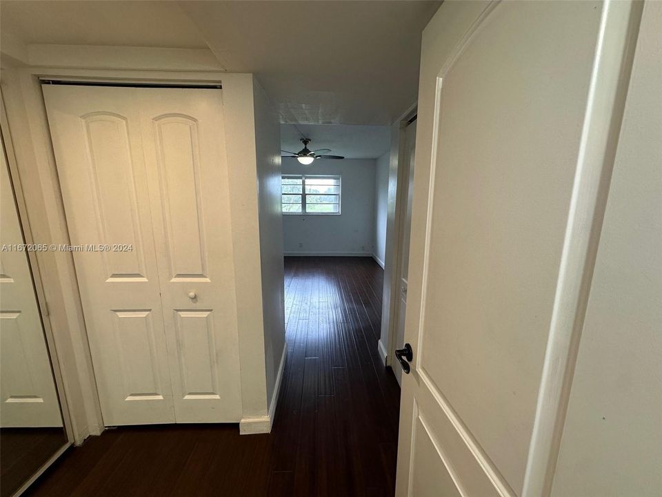 For Sale: $229,500 (1 beds, 1 baths, 904 Square Feet)