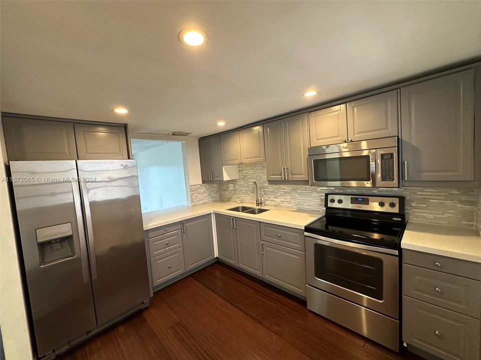 For Sale: $229,500 (1 beds, 1 baths, 904 Square Feet)