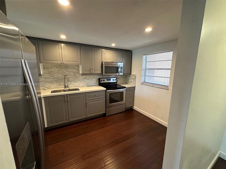 For Sale: $229,500 (1 beds, 1 baths, 904 Square Feet)