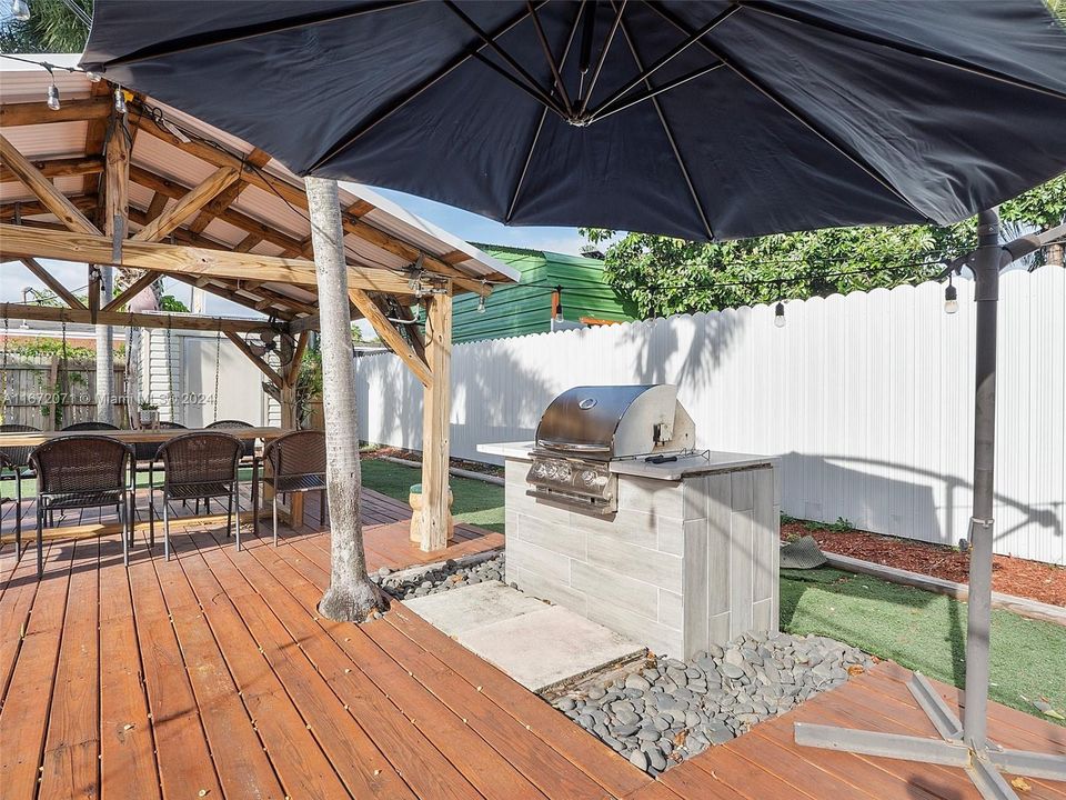 For Sale: $549,000 (2 beds, 2 baths, 834 Square Feet)