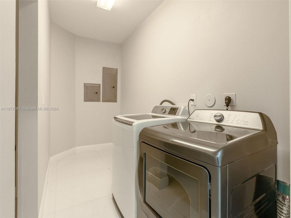 Spacious laundry room, with additional storage area, ideal for suitcases, backpacks, etc.