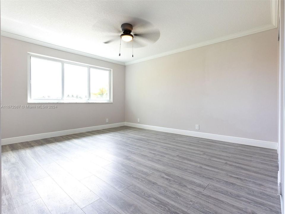 2nd bedroom, with jack and Jill bath