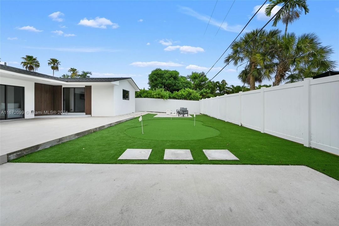 For Sale: $1,097,000 (4 beds, 2 baths, 1886 Square Feet)