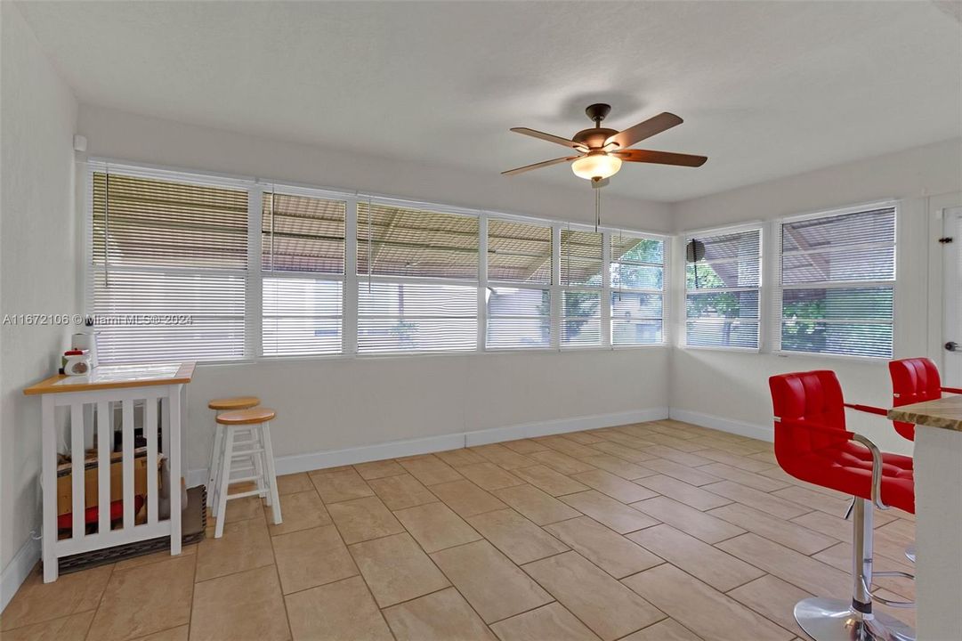 For Sale: $380,000 (2 beds, 2 baths, 1116 Square Feet)