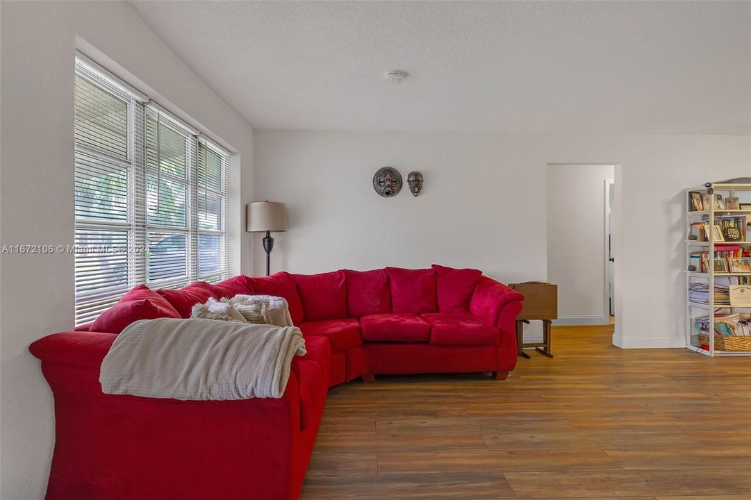 For Sale: $380,000 (2 beds, 2 baths, 1116 Square Feet)