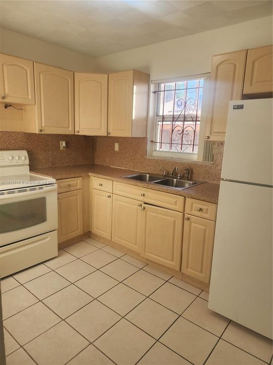 For Sale: $225,000 (2 beds, 1 baths, 748 Square Feet)