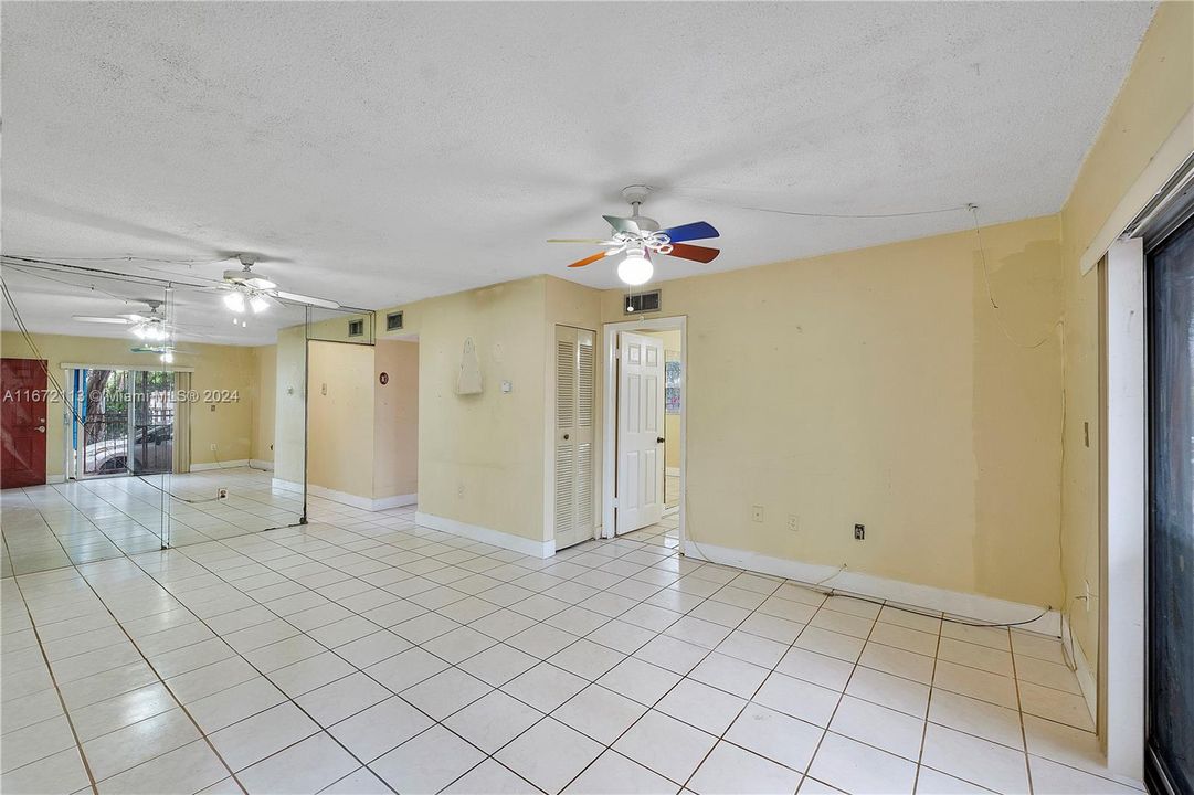 For Sale: $225,000 (2 beds, 1 baths, 748 Square Feet)