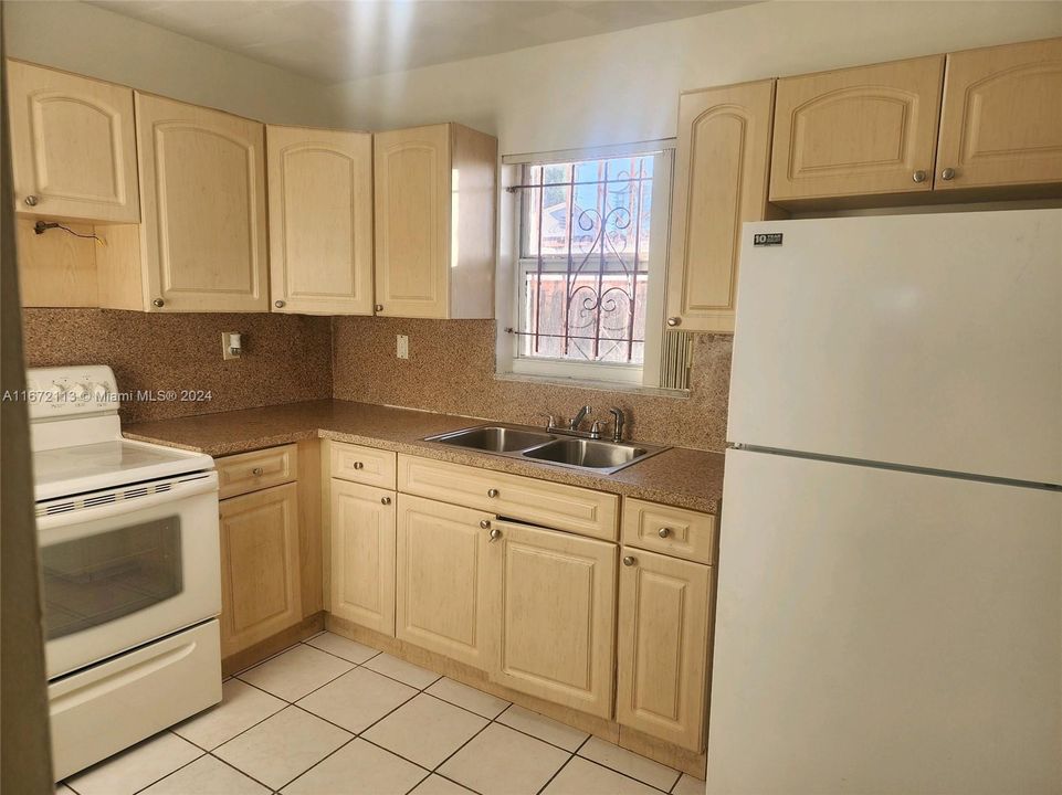 For Sale: $225,000 (2 beds, 1 baths, 748 Square Feet)