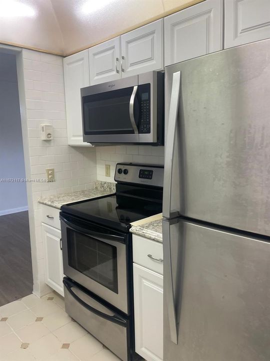 For Sale: $172,999 (1 beds, 1 baths, 702 Square Feet)