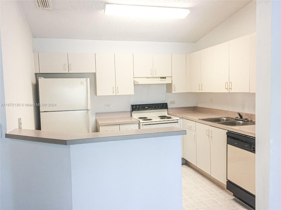 For Sale: $210,000 (1 beds, 1 baths, 659 Square Feet)