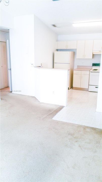 For Sale: $210,000 (1 beds, 1 baths, 659 Square Feet)