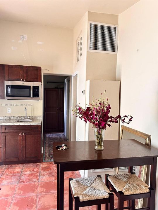 For Rent: $1,300 (1 beds, 1 baths, 400 Square Feet)