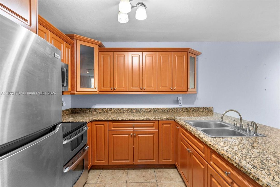 For Sale: $220,000 (1 beds, 1 baths, 870 Square Feet)