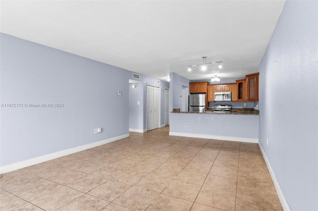 For Sale: $220,000 (1 beds, 1 baths, 870 Square Feet)