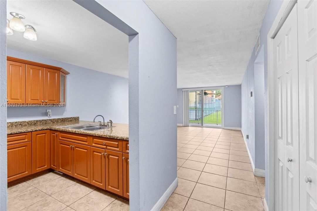 For Sale: $220,000 (1 beds, 1 baths, 870 Square Feet)