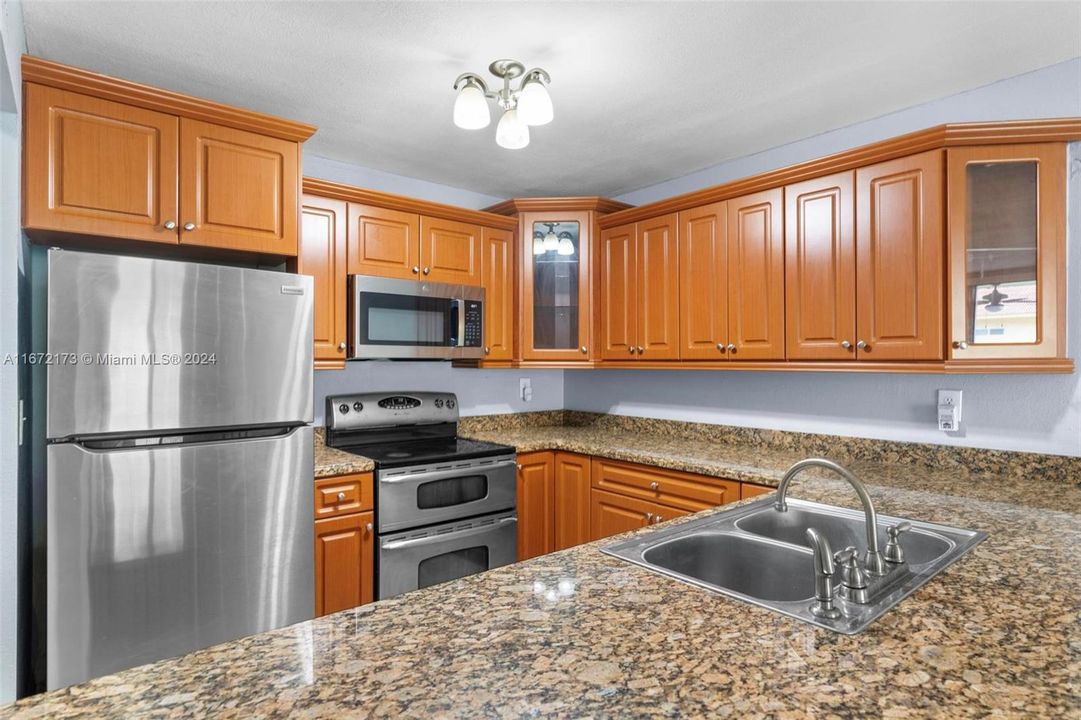 For Sale: $220,000 (1 beds, 1 baths, 870 Square Feet)