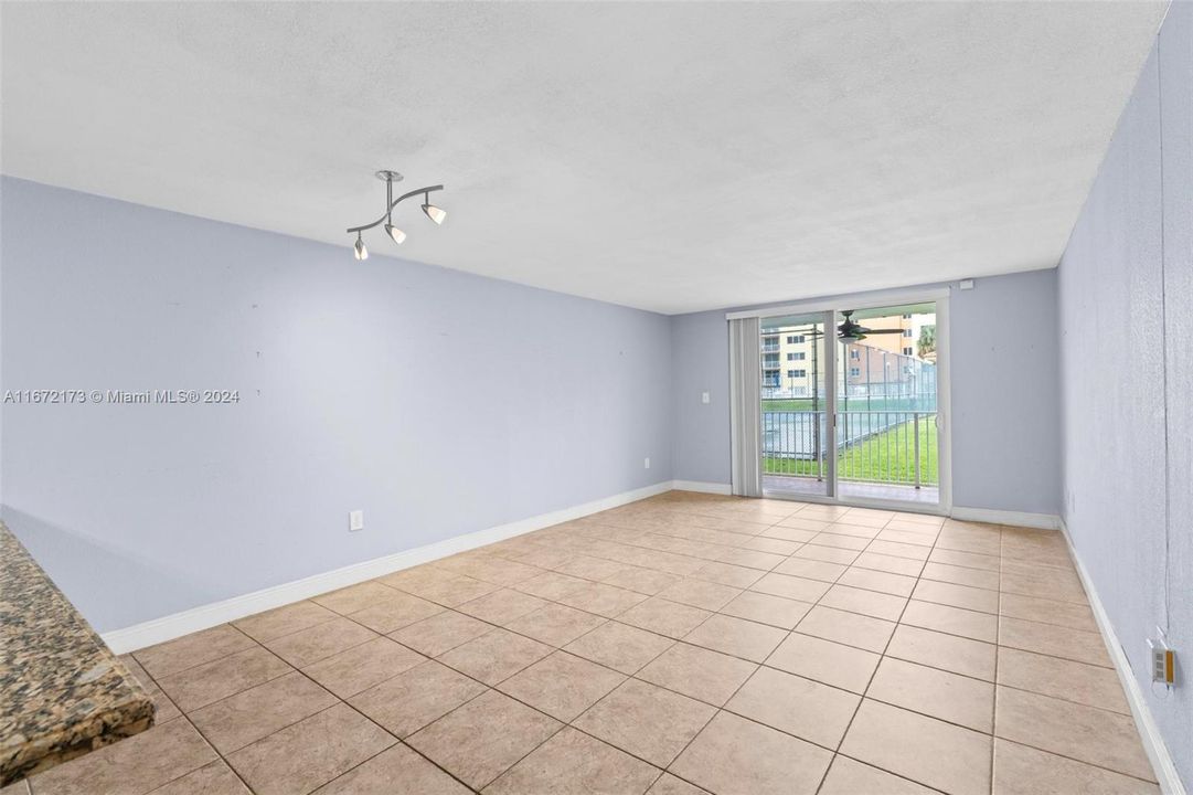 For Sale: $220,000 (1 beds, 1 baths, 870 Square Feet)