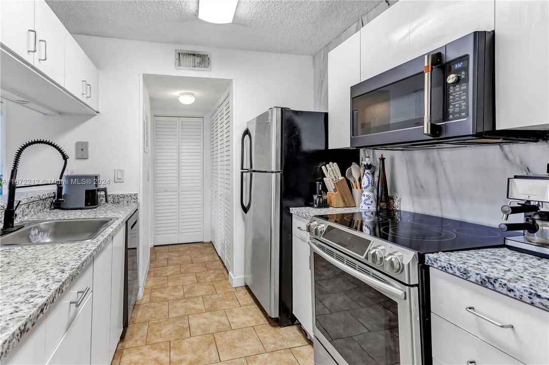 For Sale: $329,997 (2 beds, 2 baths, 1075 Square Feet)