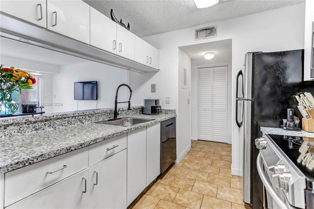 For Sale: $329,997 (2 beds, 2 baths, 1075 Square Feet)