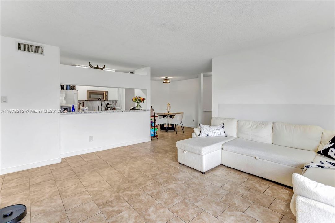 For Sale: $329,997 (2 beds, 2 baths, 1075 Square Feet)