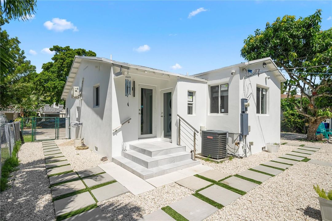 For Sale: $1,045,000 (3 beds, 2 baths, 1418 Square Feet)