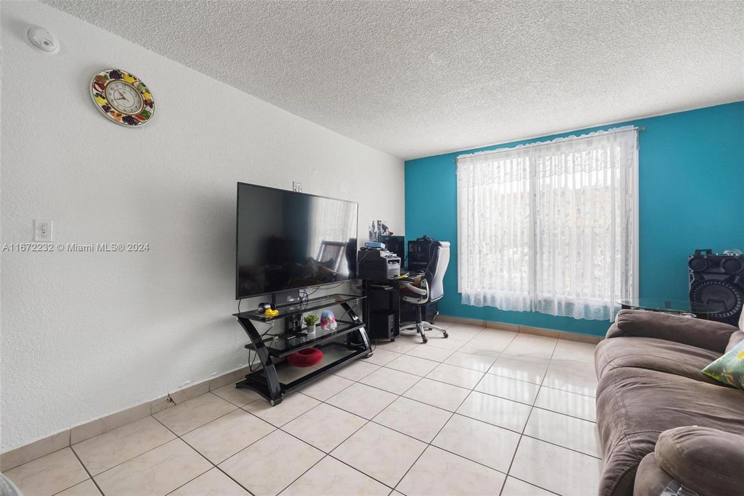 Active With Contract: $185,000 (1 beds, 1 baths, 600 Square Feet)