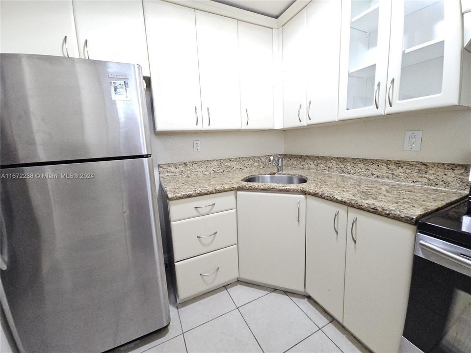 For Sale: $185,000 (1 beds, 1 baths, 664 Square Feet)