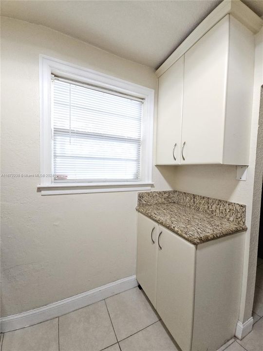 For Sale: $185,000 (1 beds, 1 baths, 664 Square Feet)