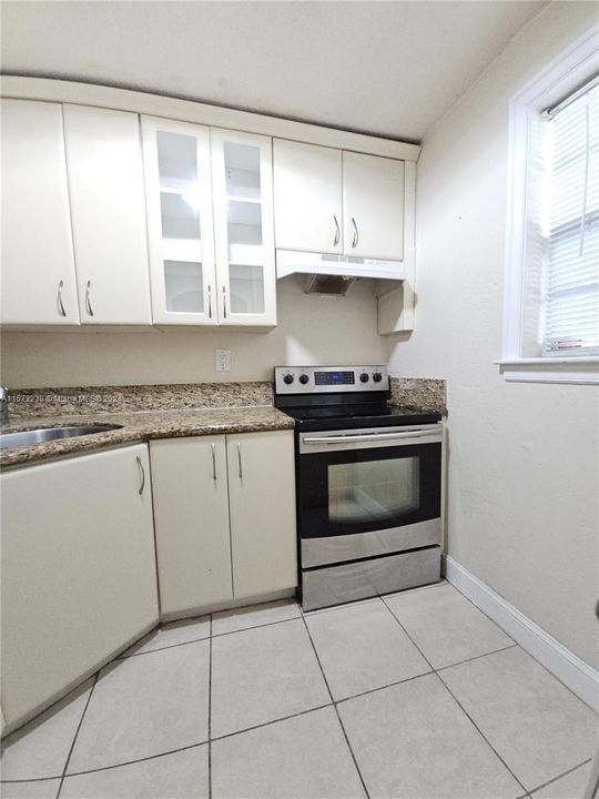 For Sale: $185,000 (1 beds, 1 baths, 664 Square Feet)