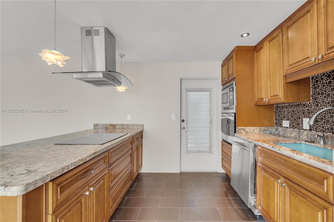 Active With Contract: $219,900 (1 beds, 1 baths, 750 Square Feet)