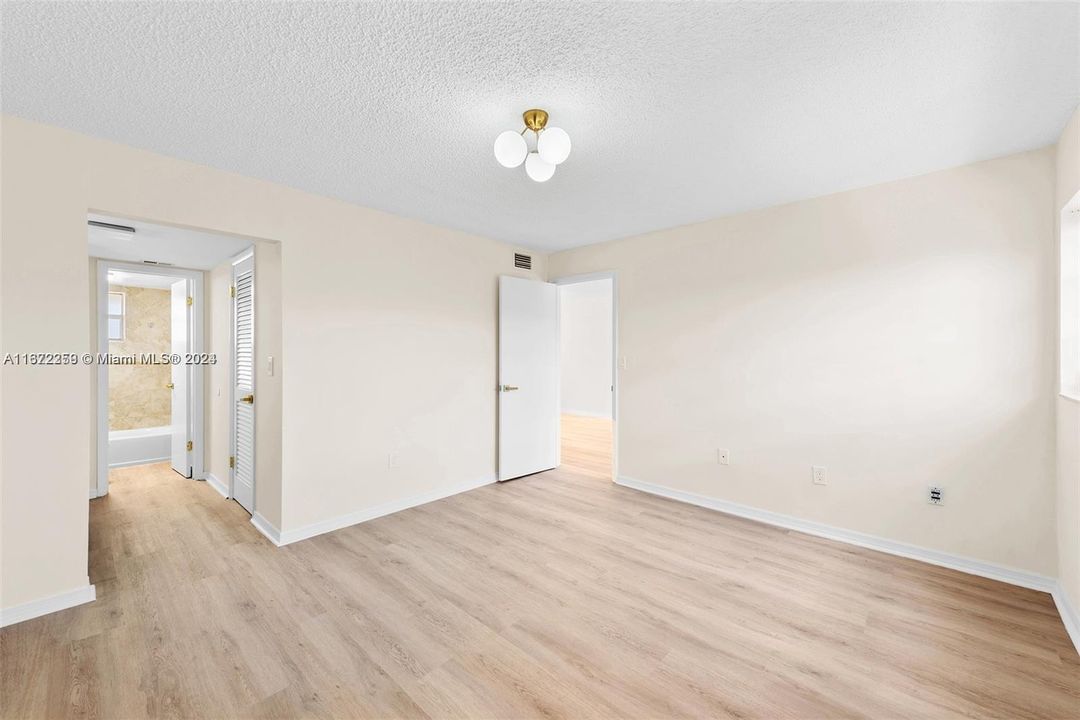 For Sale: $295,000 (1 beds, 1 baths, 702 Square Feet)