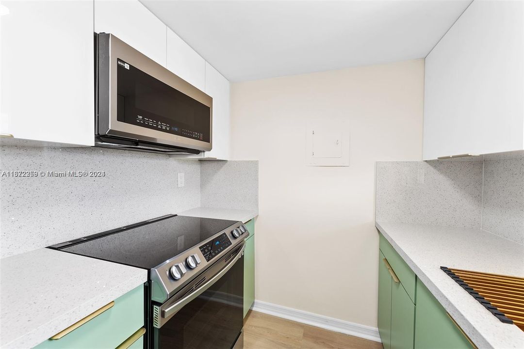 For Sale: $295,000 (1 beds, 1 baths, 702 Square Feet)