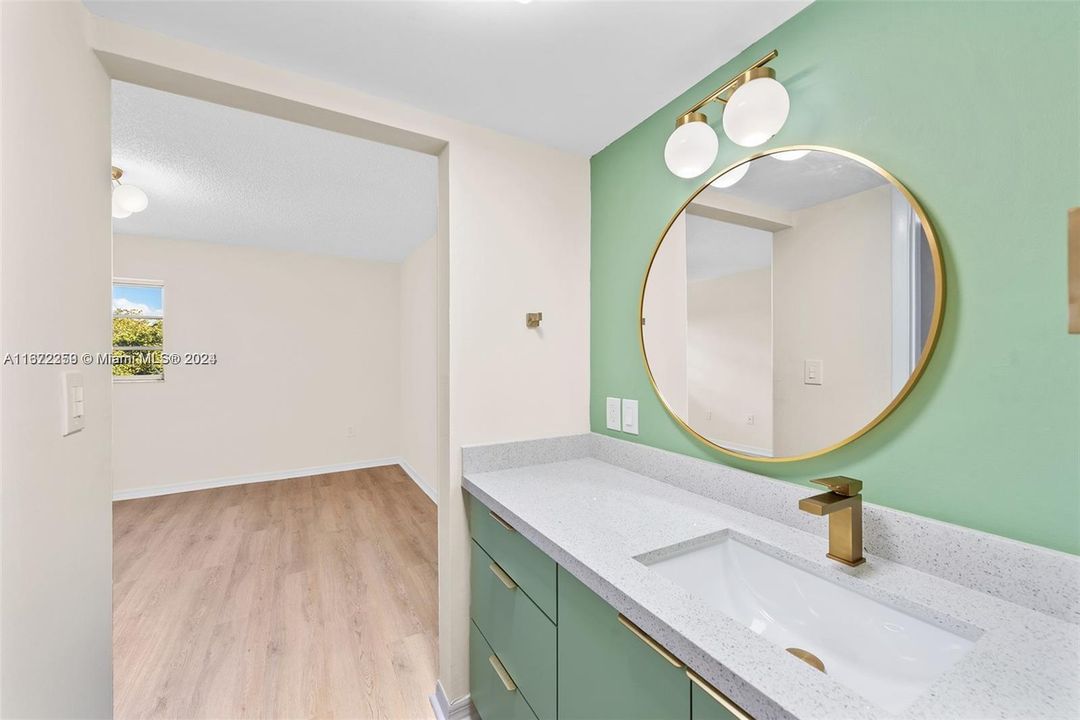 For Sale: $295,000 (1 beds, 1 baths, 702 Square Feet)