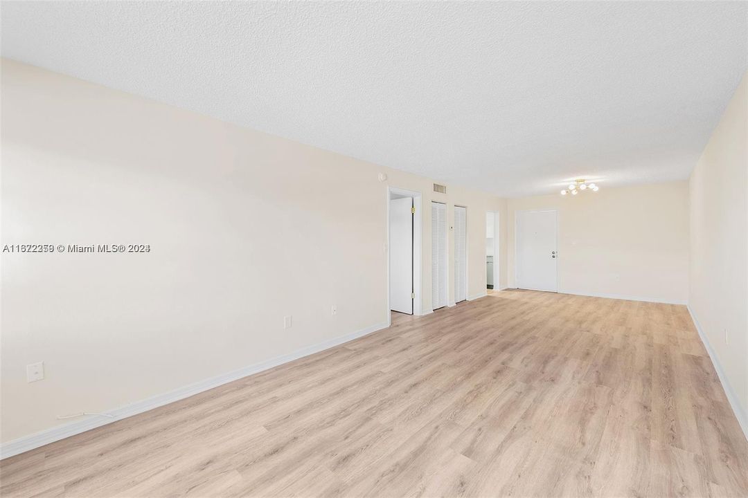 For Sale: $295,000 (1 beds, 1 baths, 702 Square Feet)