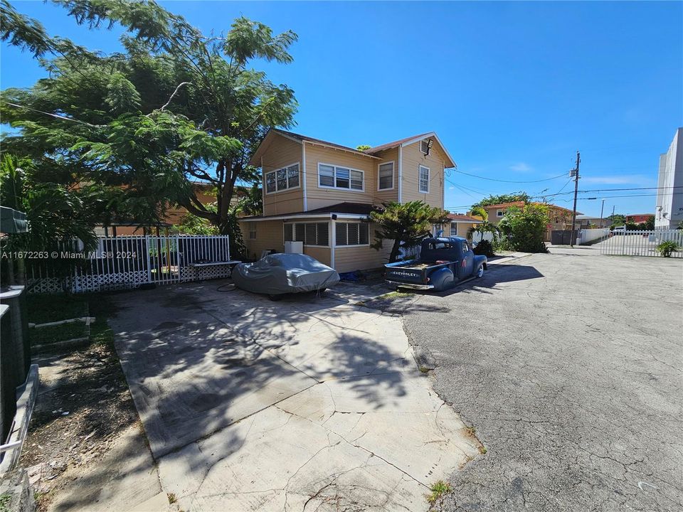 For Sale: $5,500,000 (3 beds, 3 baths, 1766 Square Feet)