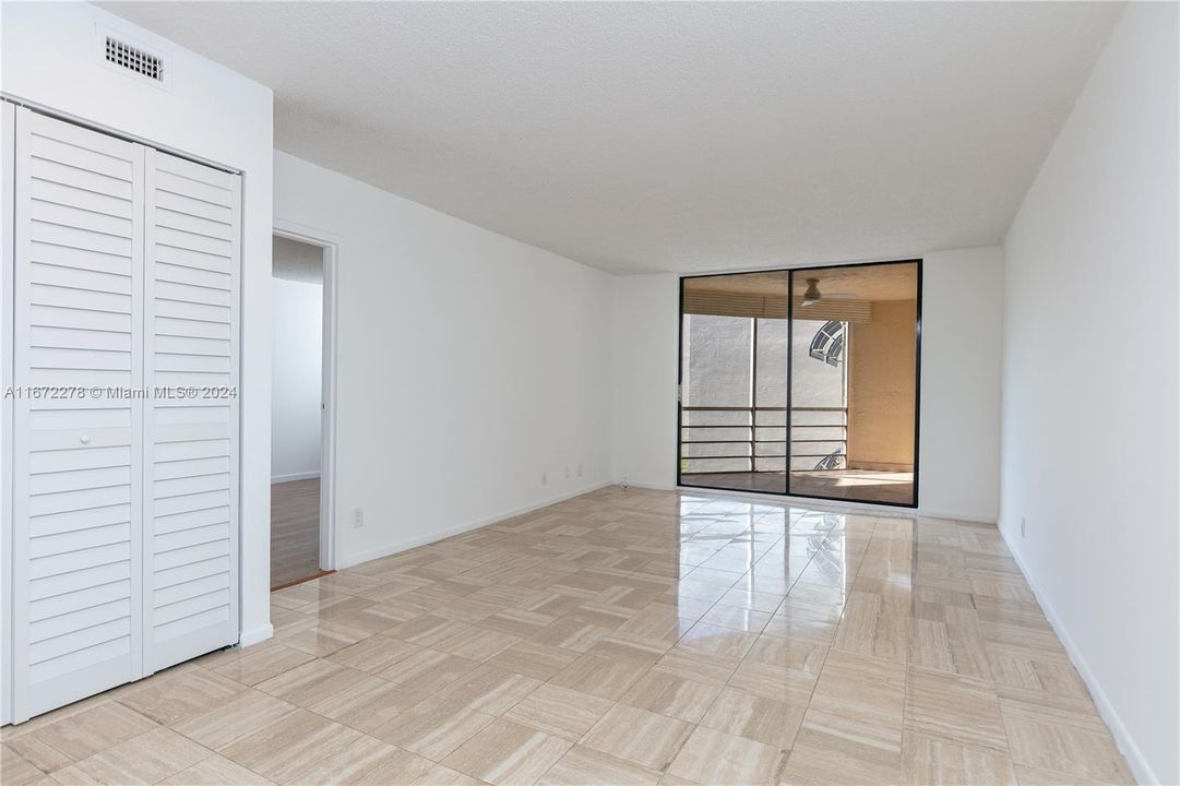 For Sale: $220,000 (1 beds, 1 baths, 894 Square Feet)