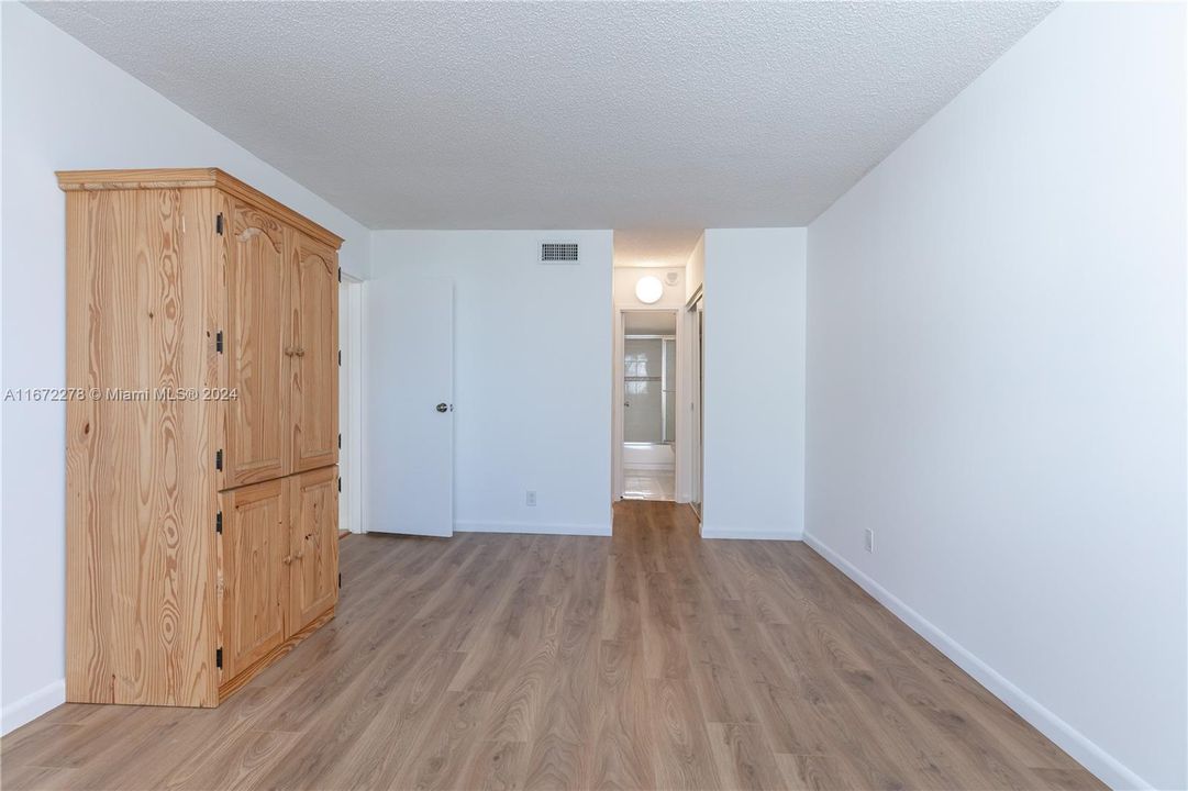 For Sale: $220,000 (1 beds, 1 baths, 894 Square Feet)