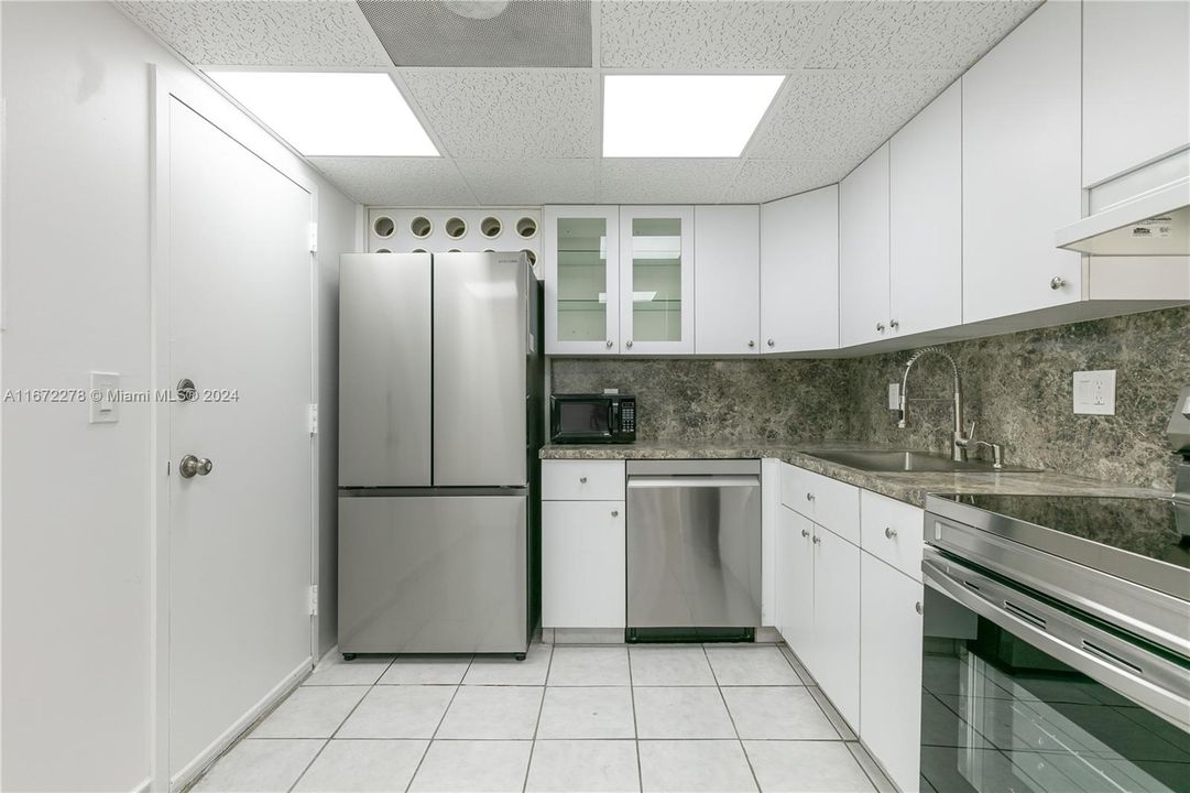 For Sale: $220,000 (1 beds, 1 baths, 894 Square Feet)