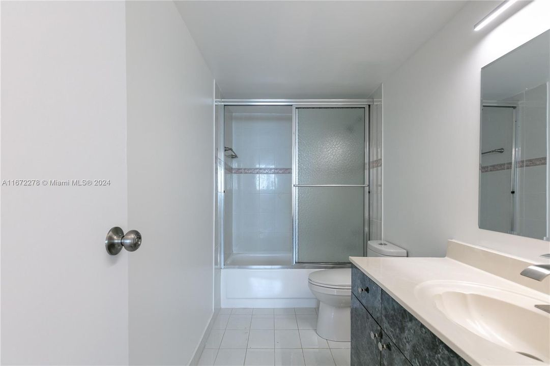 For Sale: $220,000 (1 beds, 1 baths, 894 Square Feet)