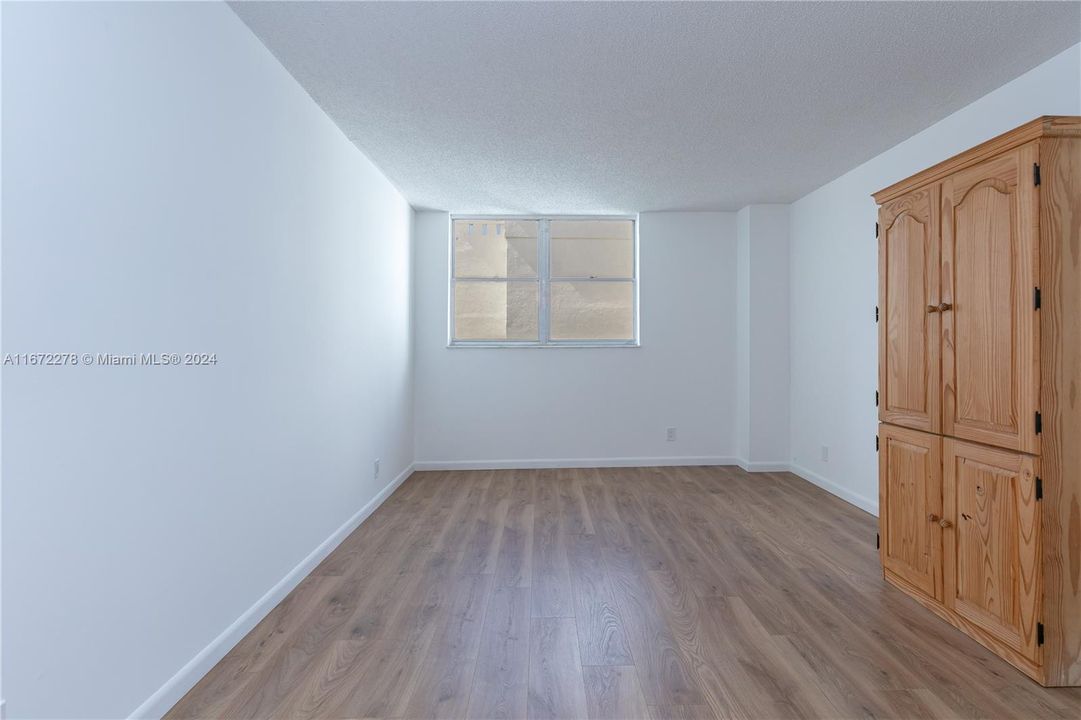 For Sale: $220,000 (1 beds, 1 baths, 894 Square Feet)