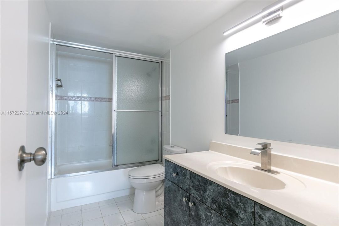 For Sale: $220,000 (1 beds, 1 baths, 894 Square Feet)