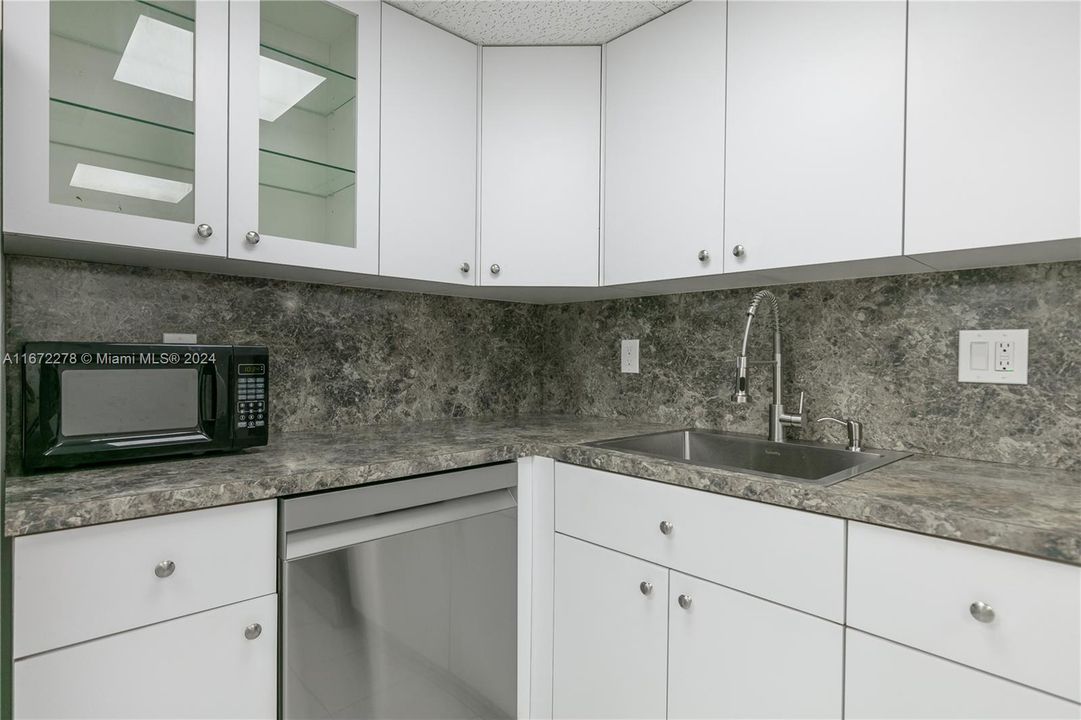 For Sale: $220,000 (1 beds, 1 baths, 894 Square Feet)